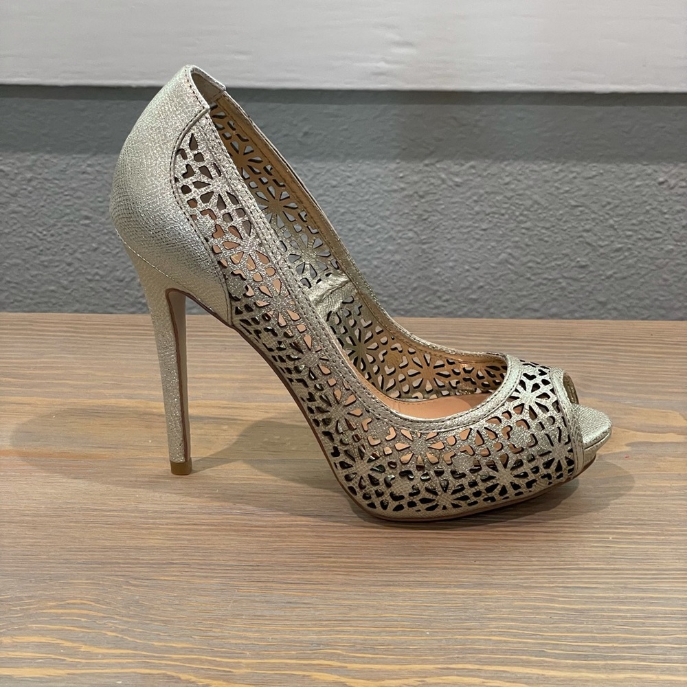 Badgley Mischka junior pltmet heels, Gold 6.5 -NEW